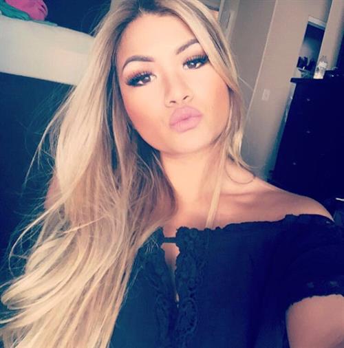 Jojo Babie taking a selfie