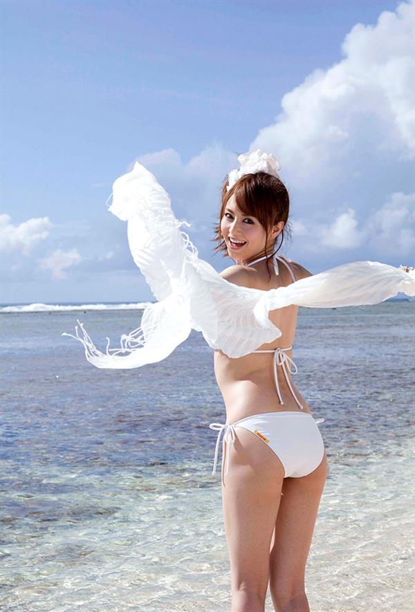Akiho Yoshizawa in a bikini - ass