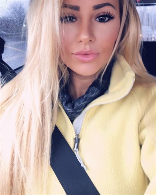 Kindly Myers taking a selfie