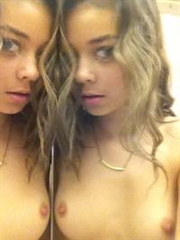 Sarah Hyland taking a selfie