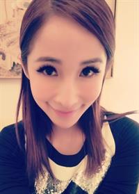 Elva Hsiao taking a selfie
