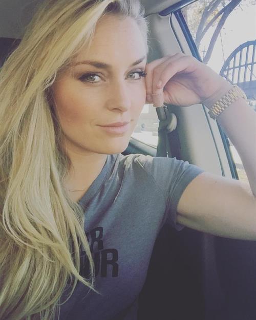Lindsey Vonn taking a selfie