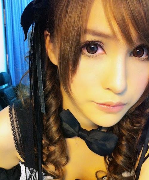 Mia Chan taking a selfie