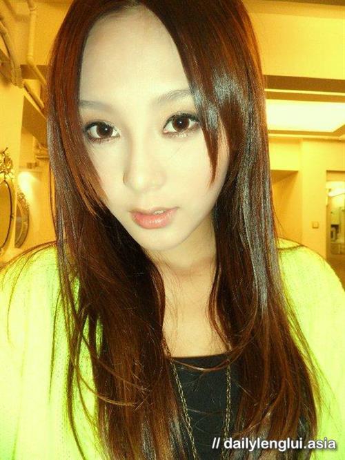 Jeana Ho taking a selfie