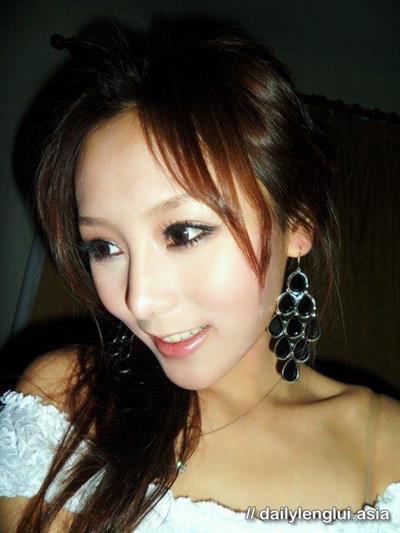 Jeana Ho taking a selfie