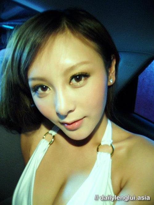 Jeana Ho taking a selfie