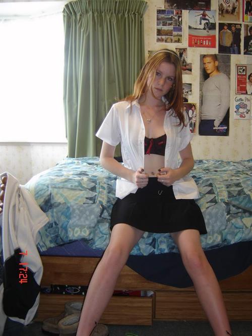 Amateur redhead plays with herself