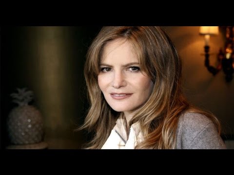 Jennifer Jason Leigh