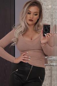 Samantha Ravndahl taking a selfie