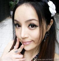 Estrella Lin taking a selfie