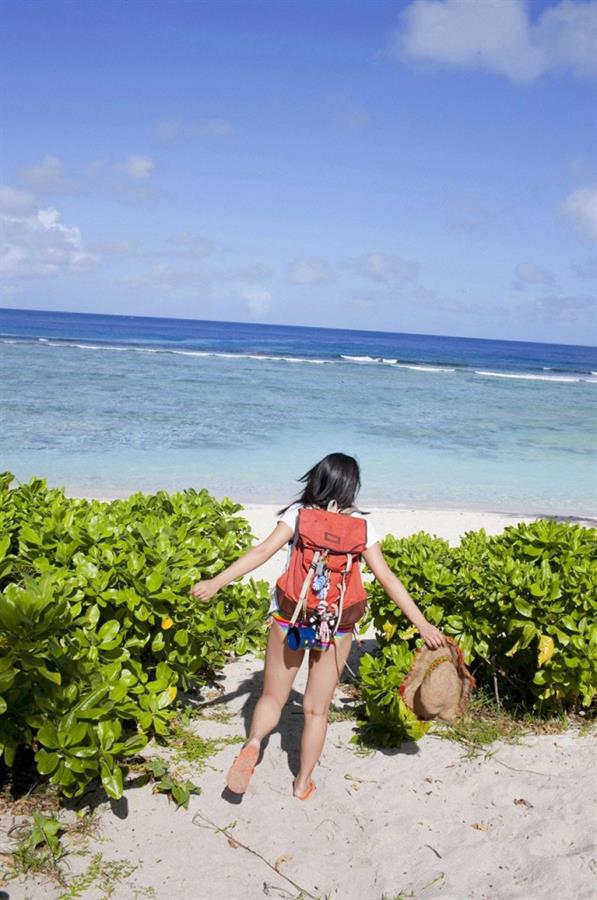 Ai Shinozaki in a bikini - ass