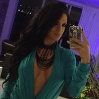 Michelle Lewin taking a selfie