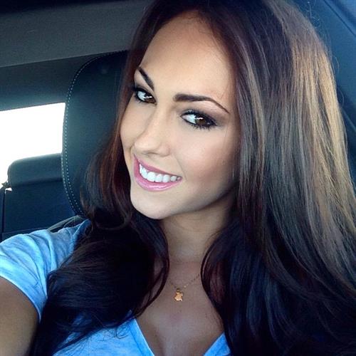 Hope Beel taking a selfie