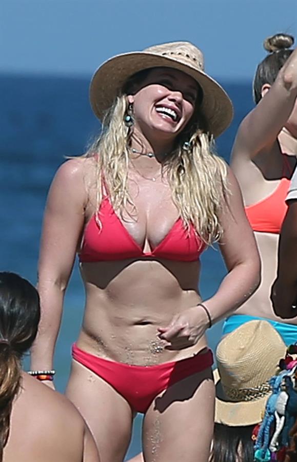 Hilary Duff sexy bikini pics