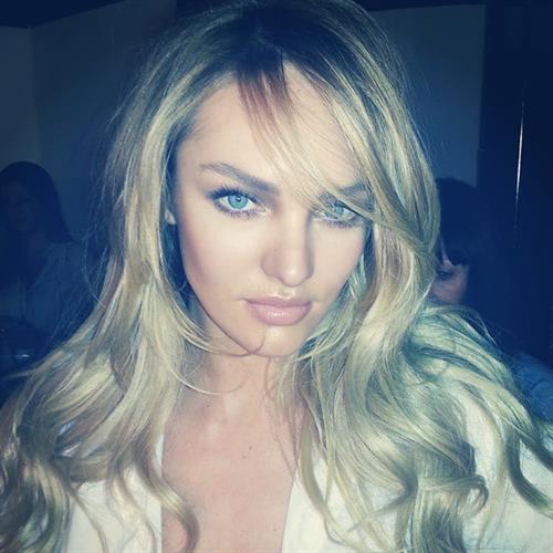 Candice Swanepoel taking a selfie
