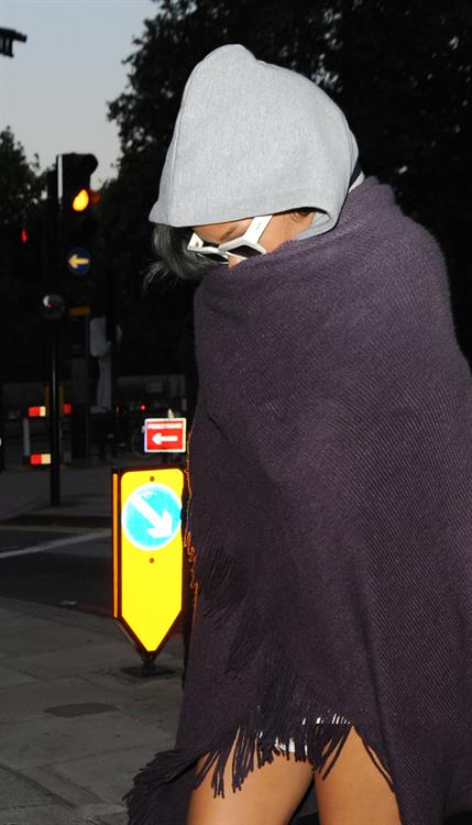 Rihanna Pictures Rihanna - Covers her face while out in London (19.07.2013)