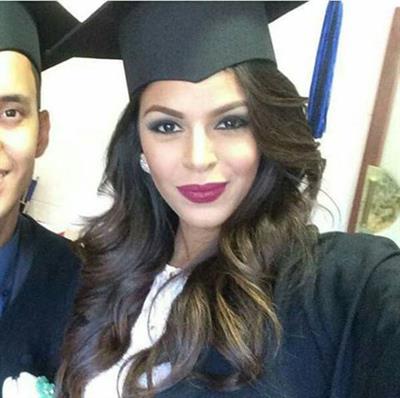 Keysi Sayago taking a selfie