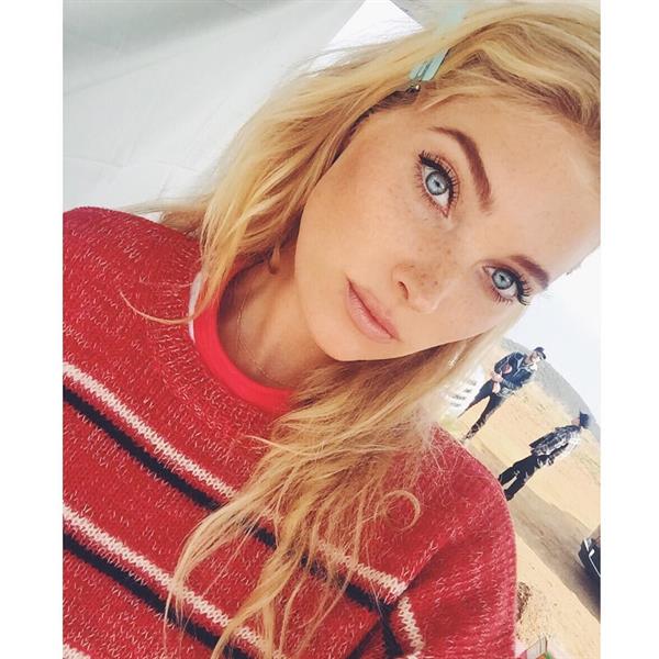 Elsa Hosk taking a selfie