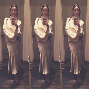 Lily Aldridge taking a selfie