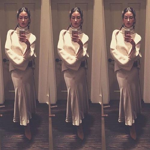 Lily Aldridge taking a selfie