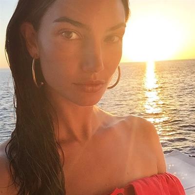 Lily Aldridge taking a selfie