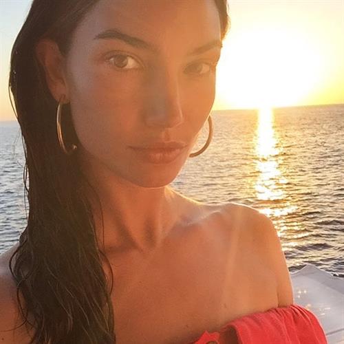 Lily Aldridge taking a selfie