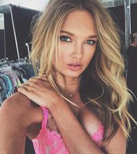 Romee Strijd in lingerie taking a selfie