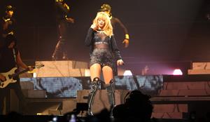 Rihanna performs 'Diamonds World Tour' in Antwerpen (June 5, 2013) 