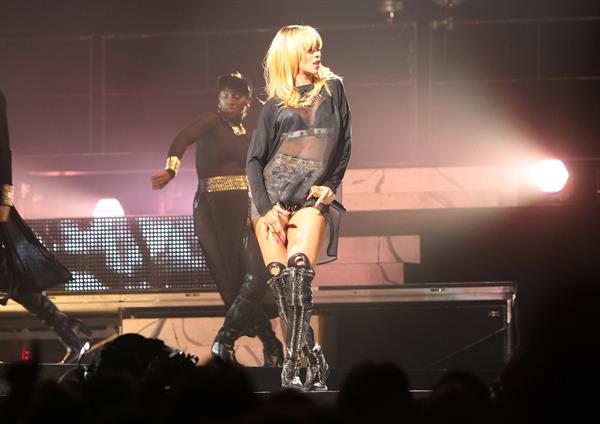 Rihanna performs 'Diamonds World Tour' in Antwerpen (June 5, 2013) 