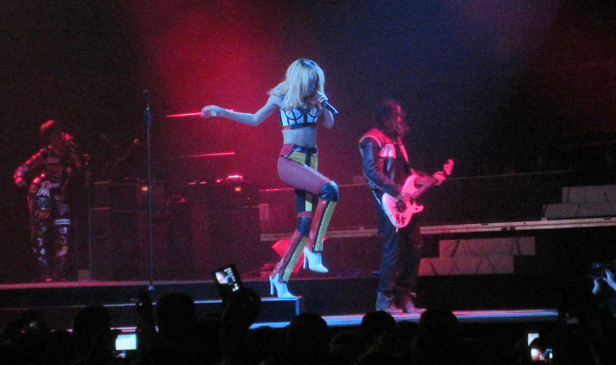 Rihanna performs 'Diamonds World Tour' in Antwerpen (June 5, 2013) 