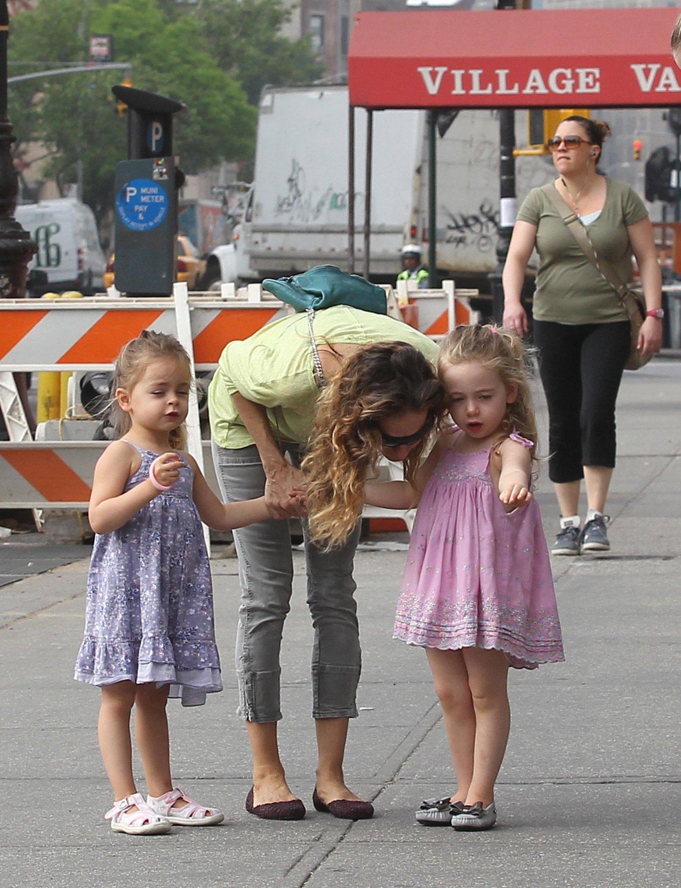 Sarah Jessica Parker Pictures Sarah Jessica Parker Takes a stroll with her twins around the West Village in New York City (May 21, 2013)