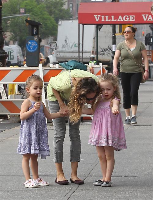 Sarah Jessica Parker Takes a stroll with her twins around the West Village in New York City (May 21, 2013) 