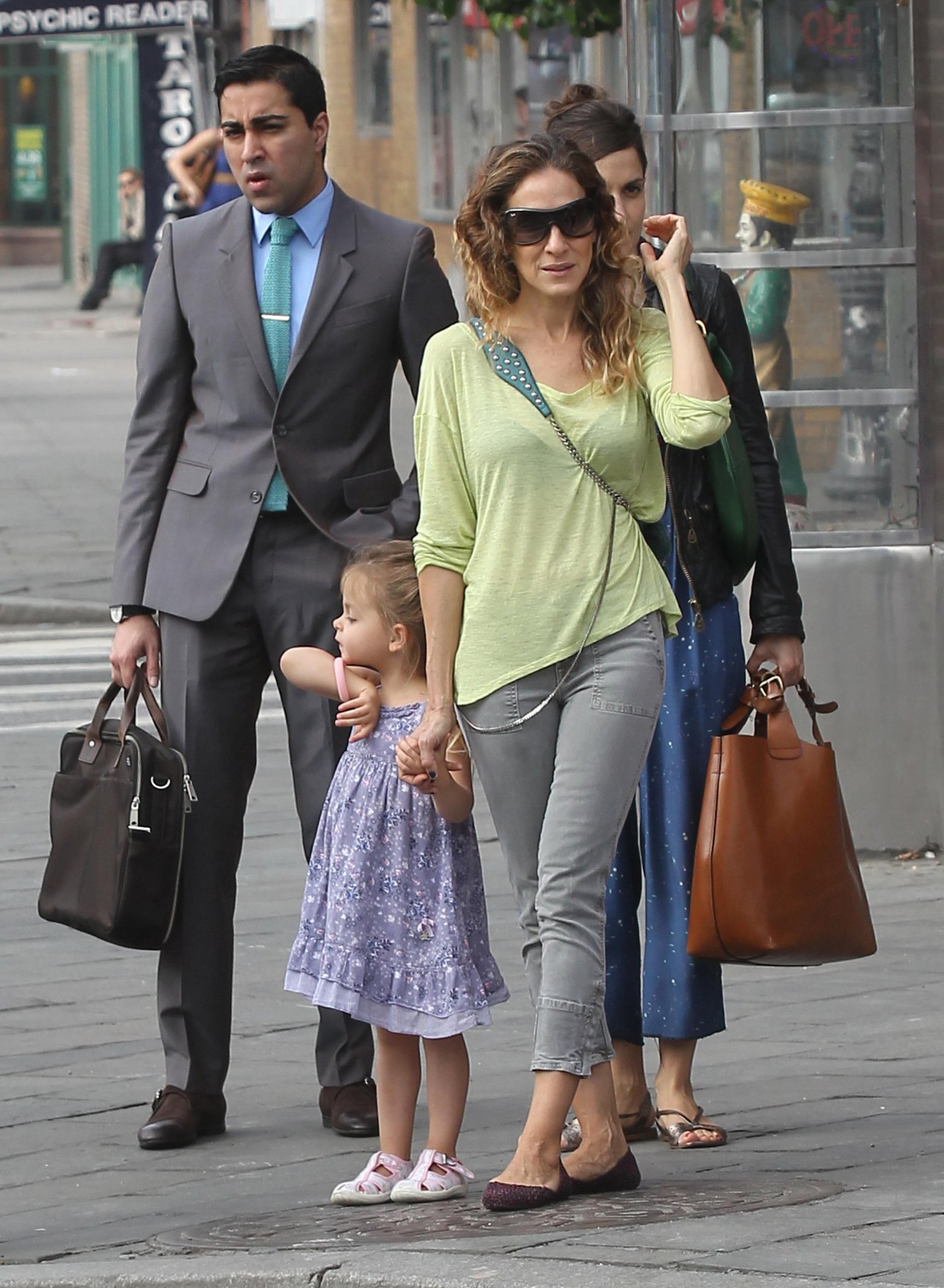 Sarah Jessica Parker Pictures Sarah Jessica Parker Takes a stroll with her twins around the West Village in New York City (May 21, 2013)