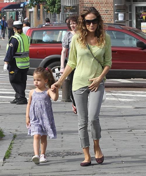 Sarah Jessica Parker Takes a stroll with her twins around the West Village in New York City (May 21, 2013) 