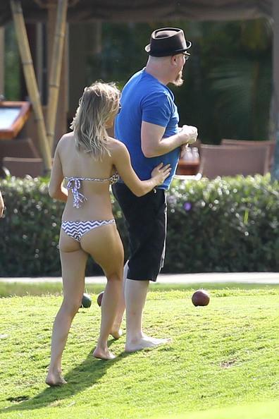 LeAnn Rimes in a bikini - ass