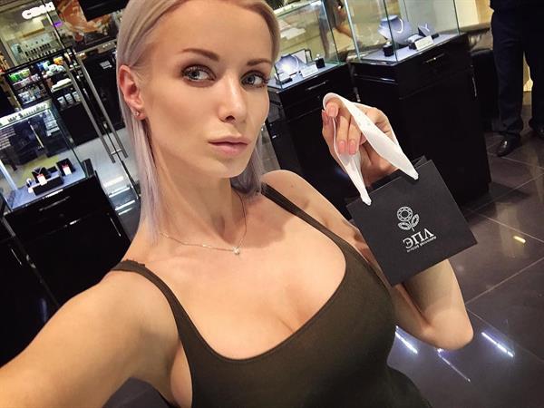 Ekaterina Enokaeva taking a selfie