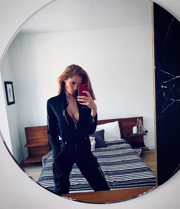 Alexina Graham taking a selfie