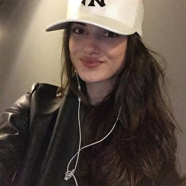 Blanca Padilla taking a selfie