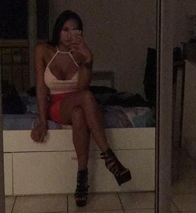 Astrid Nelsia taking a selfie