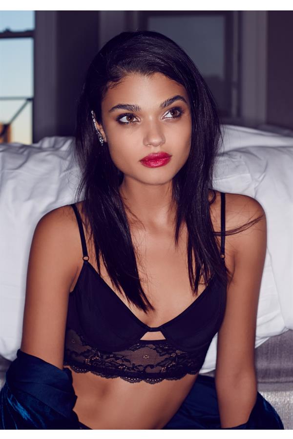 Daniela Braga in lingerie