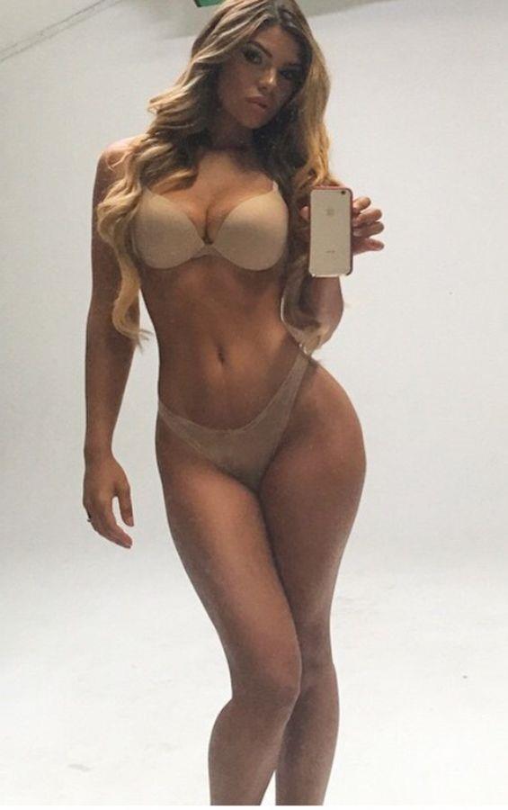 Suelyn Medeiros in lingerie taking a selfie