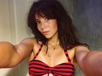 Gwen van Poorten in a bikini taking a selfie
