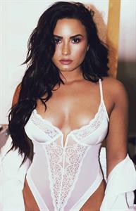 Demi Lovato in lingerie