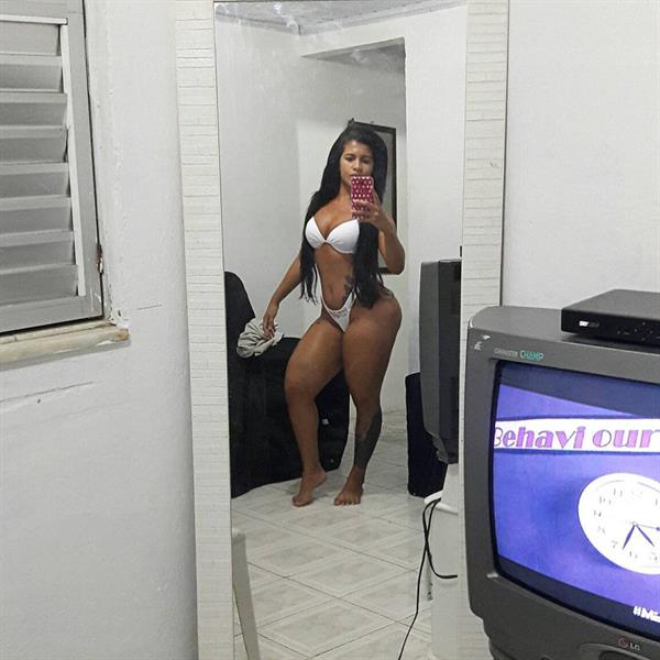 Mulher Mamão in a bikini taking a selfie