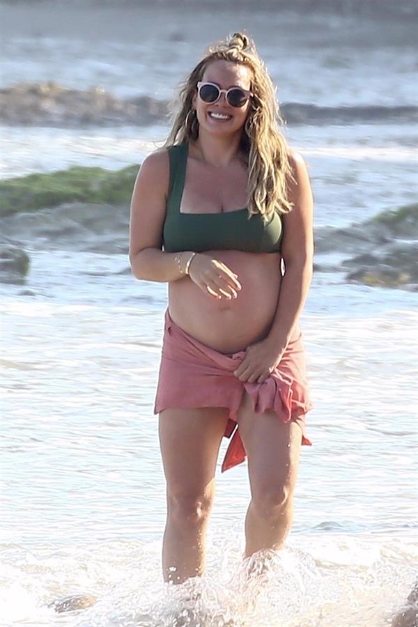 Hilary Duff pregnant in a bikini