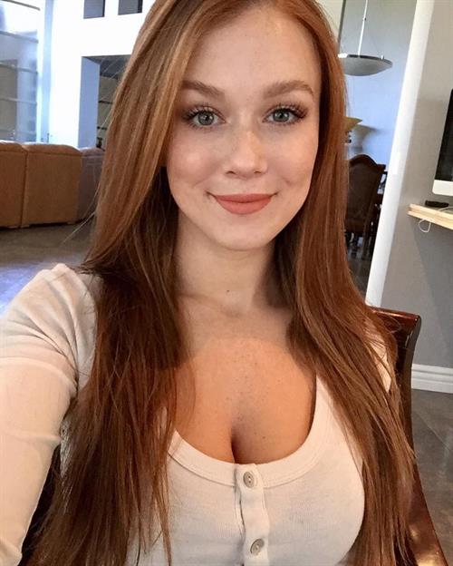Leanna Decker taking a selfie