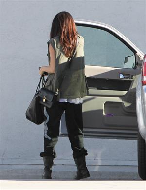 Selena Gomez - Hits the studio in black sweatpants in Los Angeles (11.05.2013) 