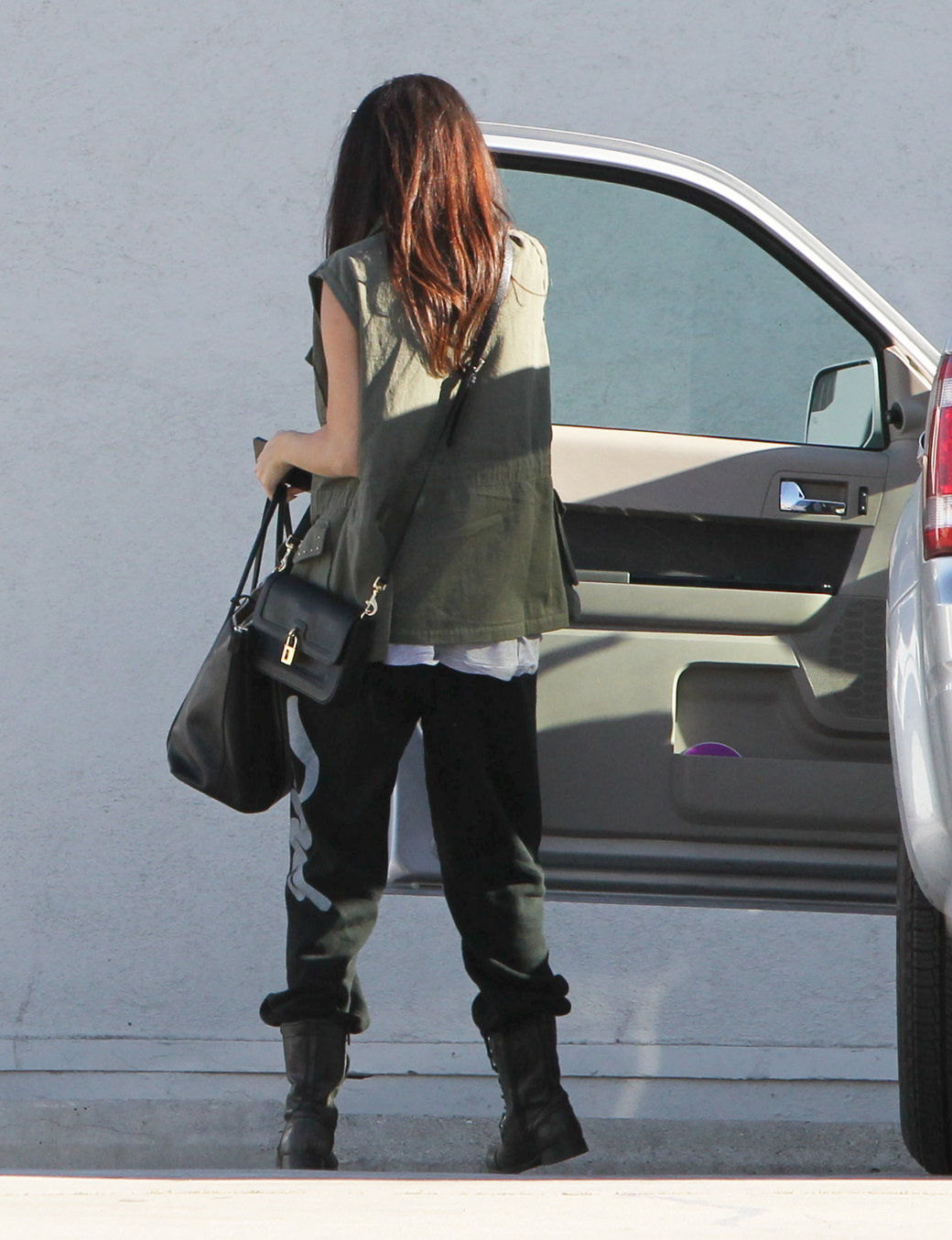 Selena Gomez - Hits the studio in black sweatpants in Los Angeles (11.05.2013) 