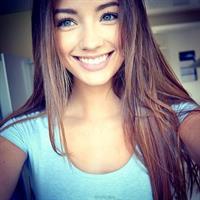 Lorena Rae taking a selfie