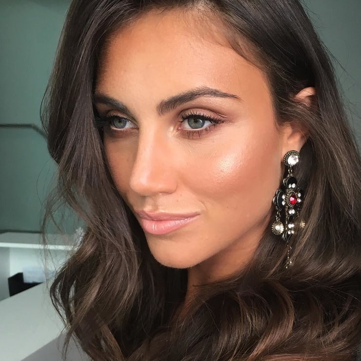 Stephanie Rayner taking a selfie